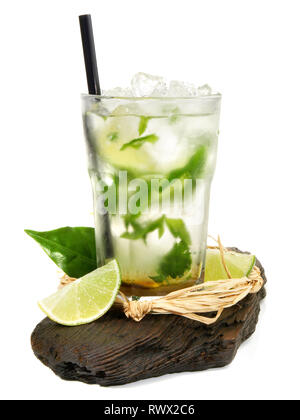 Mojito Cocktail mit Kalk und braunen Zucker auf Holzbrett Stockfoto