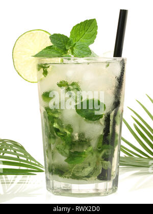 Mojito Cocktail auf weißem Hintergrund Stockfoto