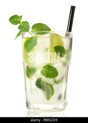 Mojito Cocktail auf weißem Hintergrund Stockfoto