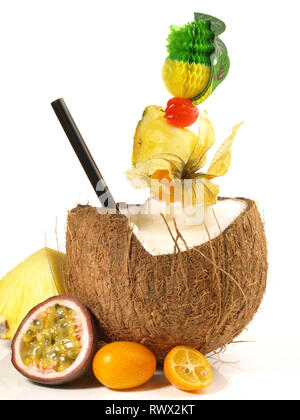 Pina Colada in einer Kokosnuss - Cocktail auf weißem Hintergrund Stockfoto