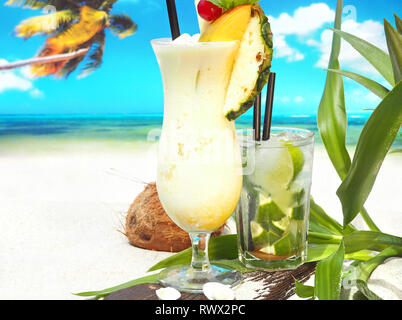 Pina Colada - Kokos Cocktail auf trropical Hintergrund Stockfoto