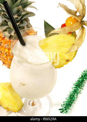 Pina Colada - Kokos Cocktail auf weißem Hintergrund Stockfoto