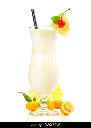 Pina Colada - Kokos Cocktail auf weißem Hintergrund Stockfoto