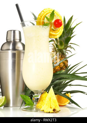 Pina Colada - Kokos Cocktail auf weißem Hintergrund Stockfoto