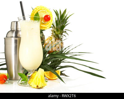 Pina Colada - Kokos Cocktail auf weißem Hintergrund Stockfoto