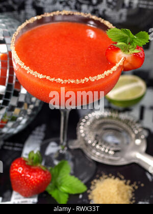Strawberry Daiquiri Cocktail auf schwarzem Hintergrund Stockfoto