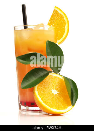 Tequila Sunrise Cocktail auf weißem Hintergrund Stockfoto