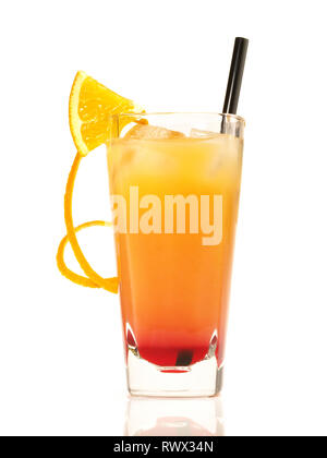 Tequila Sunrise Cocktail auf weißem Hintergrund Stockfoto