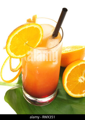 Tequila Sunrise Cocktail auf weißem Hintergrund Stockfoto