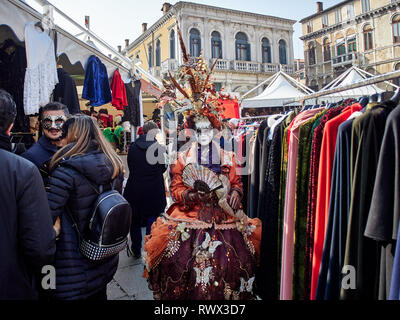 Venedig, Italien - 2. März 2019 Person gekleidet mit einem typisch venezianischen Kostüm in einen Markt für Kaufen und Mieten Kostüme im Karneval von Venedig Stockfoto