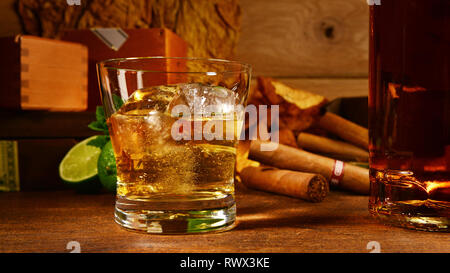Whisky Cigar Panorama auf Holz- Hintergrund Stockfoto