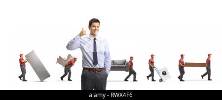 Manager von einer Umzugsfirma Gestik rufen Sie uns Zeichen und Arbeiter, die Möbel und Geräte auf weißem Hintergrund Stockfoto