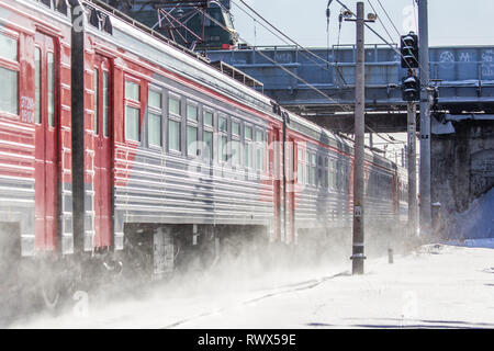 Russische Bahn im Winter. Der Zug fährt im Winter auf Schienen. ET2M051. Russischen Zug Stockfoto