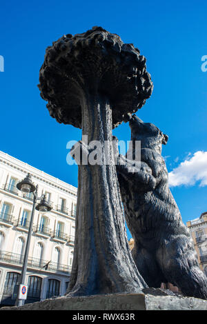 Statue von Bär und Erdbeerbaum Symbol von Madrid an der Puerta del Sol im Zentrum der Stadt, Madrid, Spanien Stockfoto