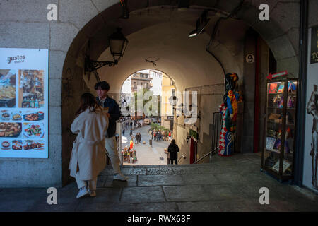 Das Arco de Cuchilleros, die von der Plaza Mayor im Zentrum von Madrid. Spanien Stockfoto