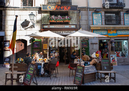 Terrassen, Bars und Restaurants in der Nähe des Arco de Cuchilleros, die von der Plaza Mayor im Zentrum von Madrid. Spanien Stockfoto