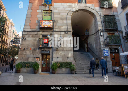 Las Cuevas Restaurant neben dem Arco de Cuchilleros, die von der Plaza Mayor im Zentrum von Madrid. Spanien Stockfoto