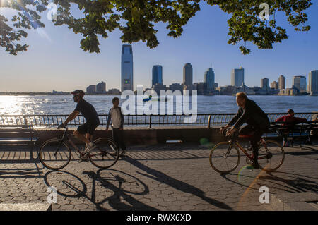 Battery Park ist ein Park von 10 Hektar, liegt an der südlichen Spitze von New York City in Lower Manhattan, mit Blick auf den Hafen ideal zum Radfahren. Die Stockfoto