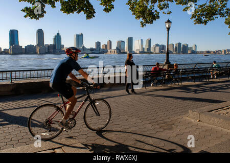 Battery Park ist ein Park von 10 Hektar, liegt an der südlichen Spitze von New York City in Lower Manhattan, mit Blick auf den Hafen ideal zum Radfahren. Die Stockfoto