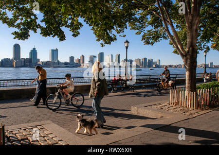 Battery Park ist ein Park von 10 Hektar, liegt an der südlichen Spitze von New York City in Lower Manhattan, mit Blick auf den Hafen ideal zum Radfahren. Die Stockfoto