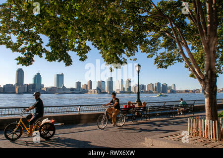Battery Park ist ein Park von 10 Hektar, liegt an der südlichen Spitze von New York City in Lower Manhattan, mit Blick auf den Hafen ideal zum Radfahren. Die Stockfoto