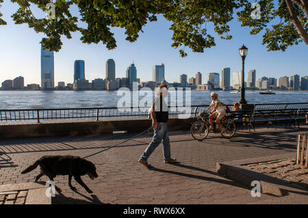 Battery Park ist ein Park von 10 Hektar, liegt an der südlichen Spitze von New York City in Lower Manhattan, mit Blick auf den Hafen ideal zum Radfahren. Die Stockfoto