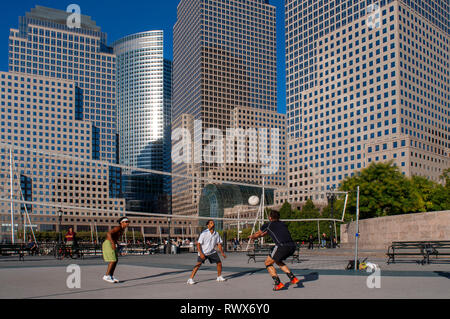 Handball in der Nähe des World Financial Center. In der Vergangenheit wurde das World Trade Center durch eine Brücke verbunden. Es beherbergt rund vier Bürotürme und ein Sh Stockfoto