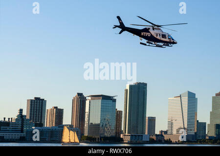 New York City Polizei-Abteilung Hafen-Einheit Hubschrauber auf dem Hudson River im Hafen von New York-New York-USA Stockfoto