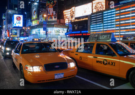 Yellow Cabs am Times Square in New York. New York USA New York Times Square besetzt mit Touristen New York USA Amerika United State Manhatten überfüllt Stockfoto