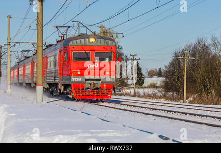 Russische Bahn im Winter. Der Zug fährt im Winter auf Schienen. ET2M051. Die Russische Bahn, Russland, Region Leningrad, Gatschina, 24. Februar 2018 Stockfoto