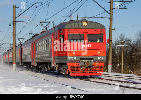 Russische Bahn im Winter. Der Zug fährt im Winter auf Schienen. ET2M051. Die Russische Bahn, Russland, Region Leningrad, Gatschina, 24. Februar 2018 Stockfoto