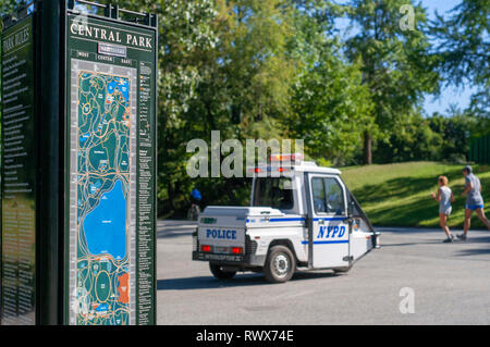 Polizei Fahrzeug im Central Park in New York City, Manhattan, New York, United States. Die Go-4 Interceptor II von der Nypd sie auf fast jeder Block in Ma können vor Ort Stockfoto