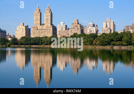 Blick auf die Upper West Side Gebäude und Central Park im Herbst. Jacqueline Kennedy Onassis Reservoir, Manhattan, New York City. Skyline des Central Park Wir Stockfoto