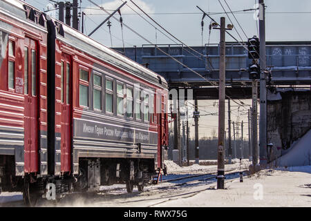 Russische Bahn im Winter. Der Zug fährt im Winter auf Schienen. ET2M051. Die Russische Bahn, Russland, Region Leningrad, Gatschina, 24. Februar 2018 Stockfoto