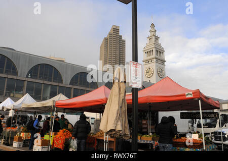 Markt im Hafen von San Francisco und Ferry Building, San Francisco, Kalifornien, USA Stockfoto