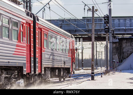 Russische Bahn im Winter. Der Zug fährt im Winter auf Schienen. ET2M051. Die Russische Bahn, Russland, Region Leningrad, Gatschina, 24. Februar 2018 Stockfoto