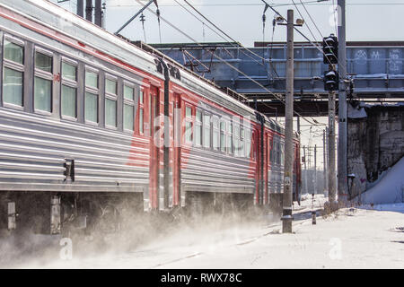 Russische Bahn im Winter. Der Zug fährt im Winter auf Schienen. ET2M051. Die Russische Bahn, Russland, Region Leningrad, Gatschina, 24. Februar 2018 Stockfoto