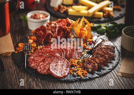 Kalt geräucherte Fleisch Platte auf einem hölzernen Hintergrund Stockfoto
