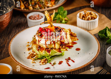 Gebackener Camembert mit gegrillter Birne und Walnüsse Stockfoto