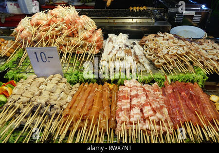 Street Food auf Verkauf in Chang Mai Nacht Markt Thailand Stockfoto