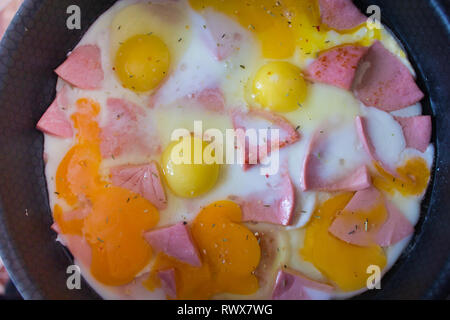 Spiegelei in der Pfanne mit Wurst. Zu Hause kochen. Frittierte Speisen. ungesundes Essen. Frühstück Stockfoto