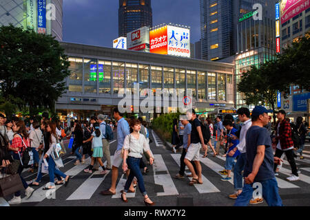 Der Stadtteil Shibuya in Tokio. Shibuya ist beliebte Viertel in Tokyo, für die Fußgängerzone überqueren, Shibuya, Tokio. Fußgänger kreuz Shibuya Crossing, einer Stockfoto