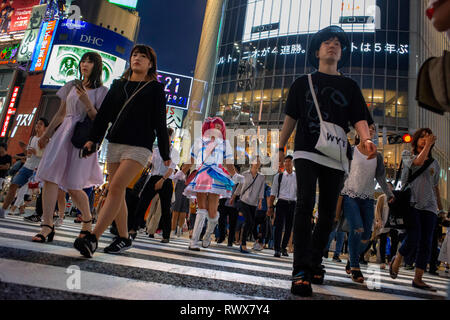 Der Stadtteil Shibuya in Tokio. Shibuya ist beliebte Viertel in Tokyo, für die Fußgängerzone überqueren, Shibuya, Tokio. Fußgänger kreuz Shibuya Crossing, einer Stockfoto