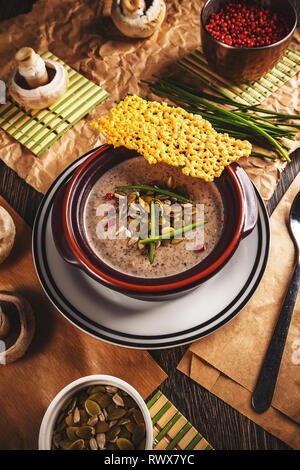 Schüssel mit köstlichen Creme der Pilzsuppe serviert mit Kürbiskernen und crunchy Käse Stockfoto