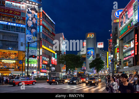 Der Stadtteil Shibuya in Tokio. Shibuya ist beliebte Viertel in Tokyo, für die Fußgängerzone überqueren, Shibuya, Tokio. Fußgänger kreuz Shibuya Crossing, einer Stockfoto