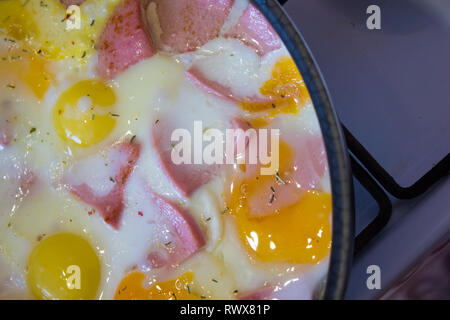 Spiegelei in der Pfanne mit Wurst. Zu Hause kochen. Frittierte Speisen. ungesundes Essen. Frühstück Stockfoto