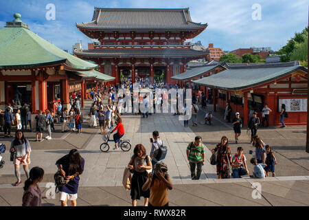Senso-ji Tempel in Asakusa in Tokio, Japan. Hozomon Tor und fünf stöckige Pagode. Stockfoto