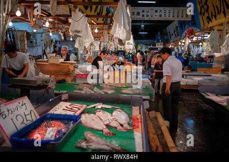 Tsukiji Fischmarkt, Tokio, Japan, Asien, der größte Großhandel Meeresfrüchte-Markt in der Welt. Ansicht von Geschäften, Verkaufsständen, Menschen Stockfoto