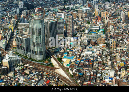 Panoramablick auf die moderne Skyline der Stadt aus der Vogelperspektive aerial Tagesansicht mit Tokyo skytree unter dramatischen Glühen in Tokio, Japan. Stockfoto