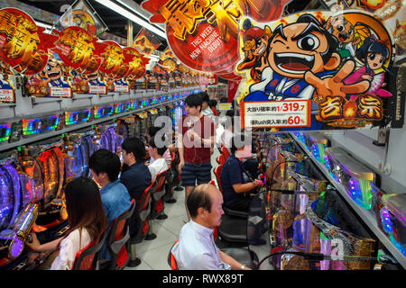 Pachinko Salon Akihabara, Hoshu, Tokio, Japan Spiel Maschinen sucht Stockfoto